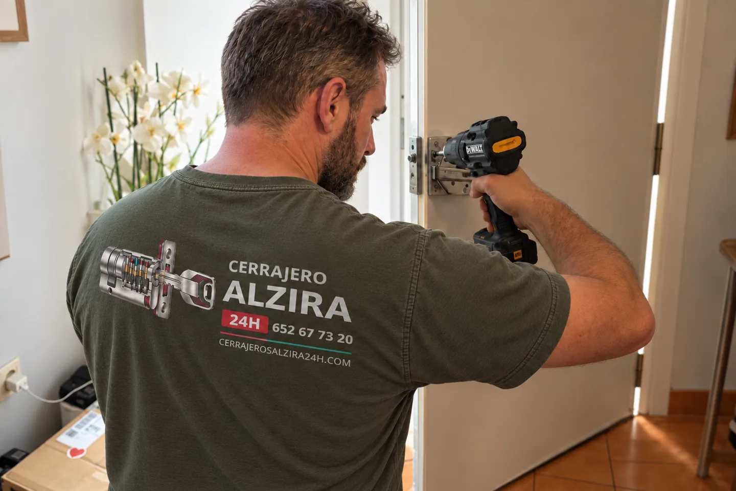 Técnico de Cerrajero Alzira 24h trabajando en un acceso